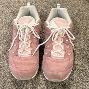 Easy Spirit size 8 1/2 tennis shoes.
